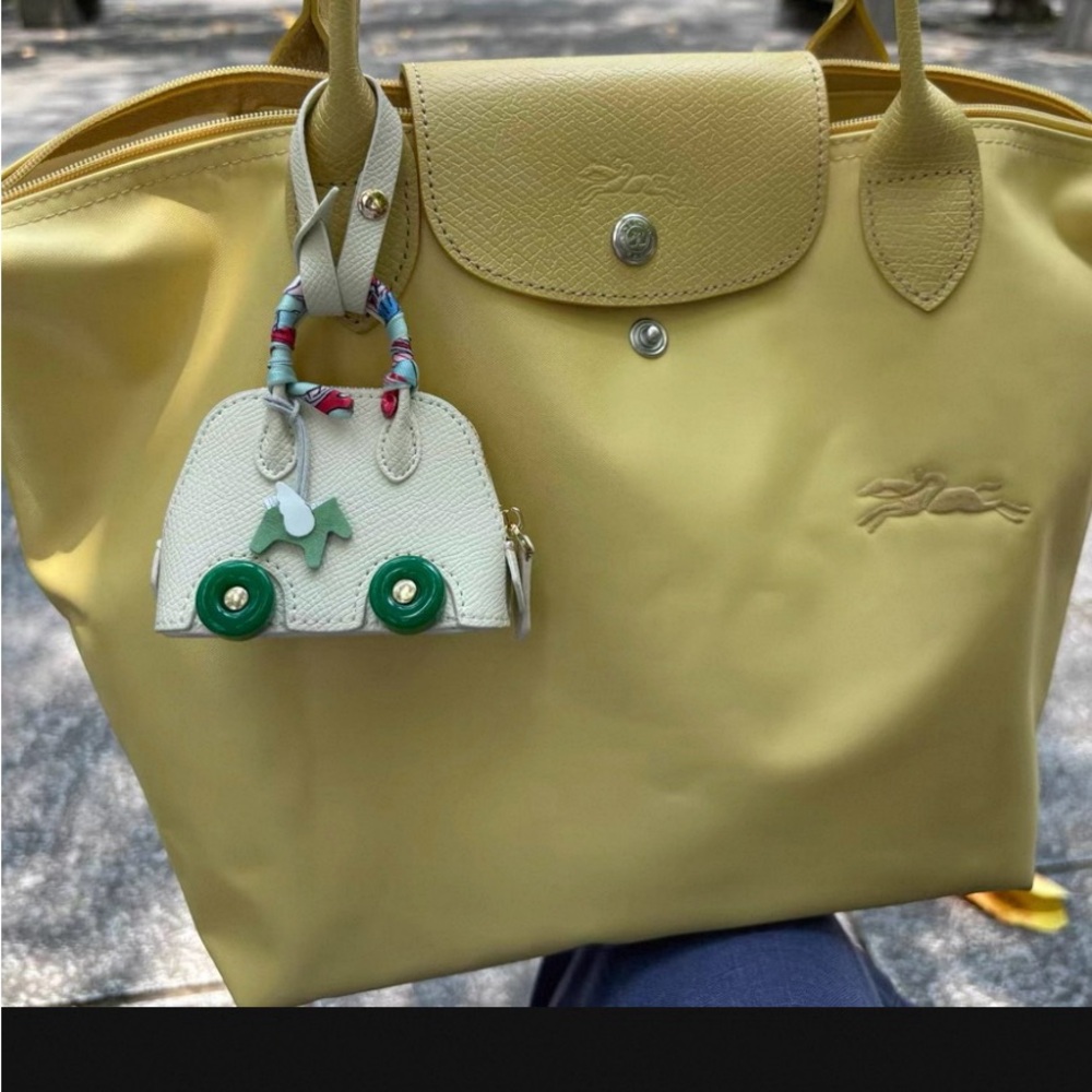 AirPod Mini keychain bag charm - Picture 5 of 5